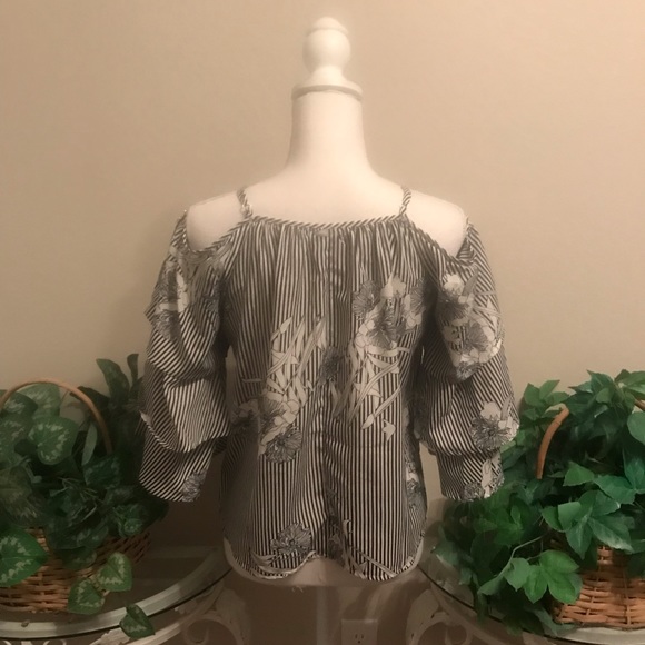 Style Envy Cold Shoulder Bell Sleeve Blouse - Picture 4 of 6